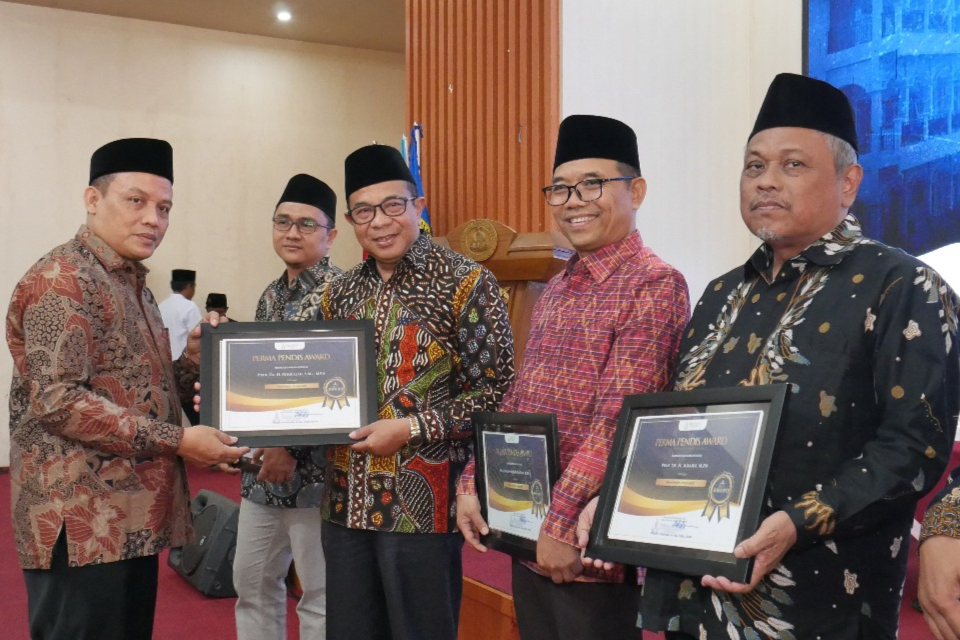 DIREKTUR PASCASARJANA UIN MADURA DILANTIK SEBAGAI KETUA TIM PENGARAH LEMDIKLAT PERMAPENDIS DAN RAIH ANUGERAH PEMIMPIN INSPIRATIF 2025